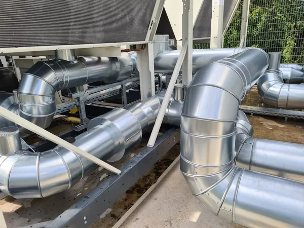 Dämmarbeiten an industrieller Rohrleitung